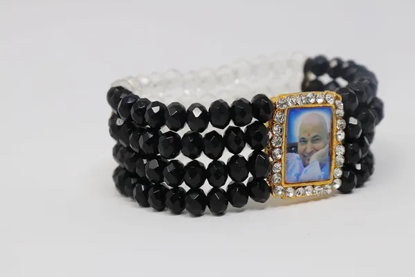 Shukrana_Blessings_Jai_Guruji_Swaroop_Bracelet_|_Guru_Ji_Bracelets_|_Black_Ceramic_Beads_Spiritual_Wristband_for_Men_&_Women_|_Guruji_Blessings_Bracelet_with_Natural_Stone_(Black-Pearl)