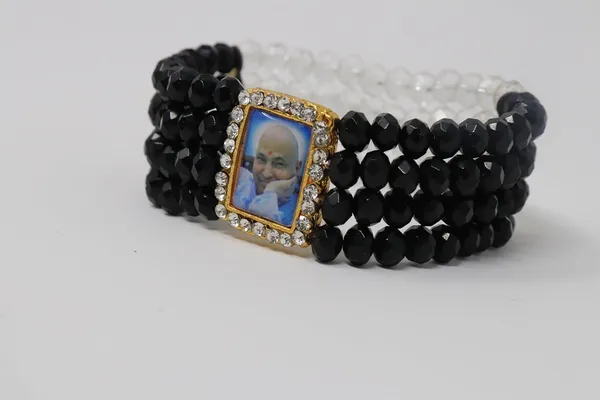 Shukrana_Blessings_Jai_Guruji_Swaroop_Bracelet_|_Guru_Ji_Bracelets_|_Black_Ceramic_Beads_Spiritual_Wristband_for_Men_&_Women_|_Guruji_Blessings_Bracelet_with_Natural_Stone_(Black-Pearl)