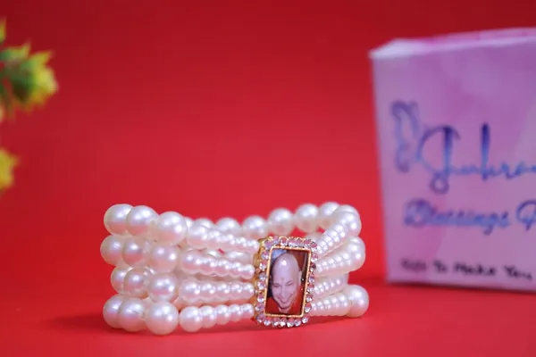 Shukrana_Blessings_Guruji_Swaroop_Bracelet_|_Guru_Ji_Bracelets_|_White_Ceramic_Beads_Spiritual_Wristband_for_Men_&_Women_|_Guruji_Blessings_Bracelet_with_Natural_Stone_(White-Pearl)