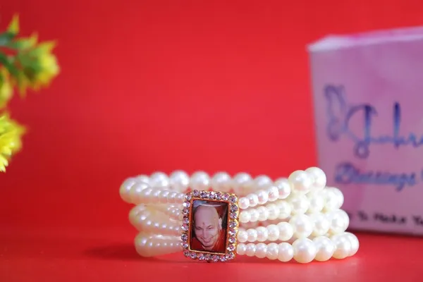 Shukrana_Blessings_Guruji_Swaroop_Bracelet_|_Guru_Ji_Bracelets_|_White_Ceramic_Beads_Spiritual_Wristband_for_Men_&_Women_|_Guruji_Blessings_Bracelet_with_Natural_Stone_(White-Pearl)