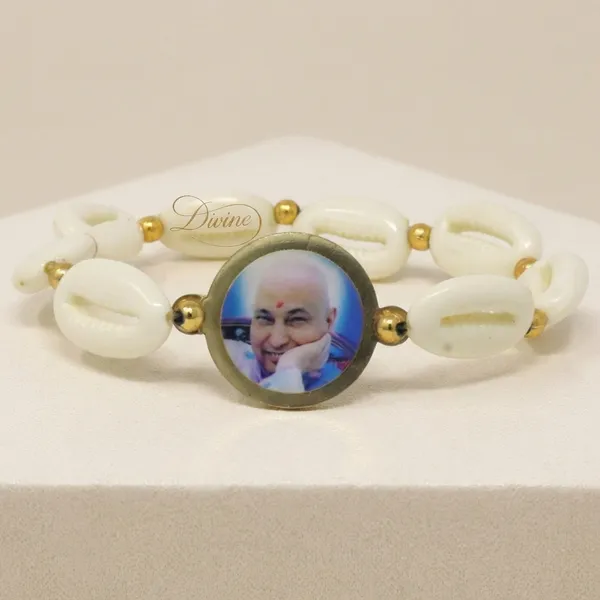 DIVINE_GURU_JI_Jai_Guru_Ji_Bracelet_with_Natural_Cowrie_Shells_&_Golden_Beads_|_Spiritual_Divine_Wristband_with_Guru_Ji_Photo_|_Unisex_Devotional_Gift_for_Faith_&_Meditation