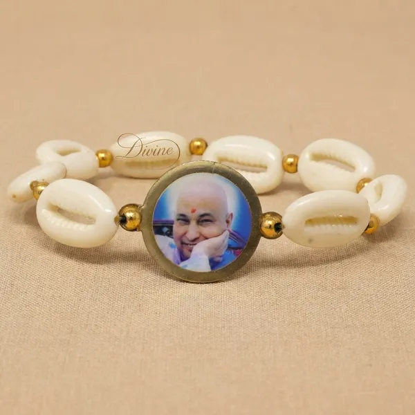 DIVINE_GURU_JI_Jai_Guru_Ji_Bracelet_with_Natural_Cowrie_Shells_&_Golden_Beads_|_Spiritual_Divine_Wristband_with_Guru_Ji_Photo_|_Unisex_Devotional_Gift_for_Faith_&_Meditation