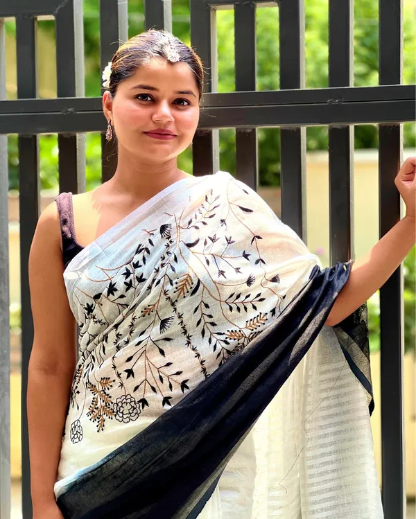 Bhavbheeni_Black_&_White_Embroidered_Saree