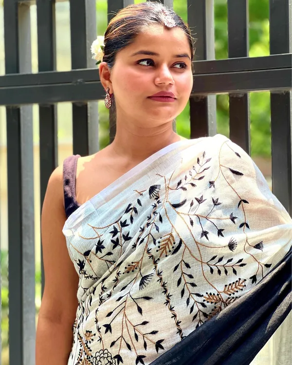 Bhavbheeni_Black_&_White_Embroidered_Saree