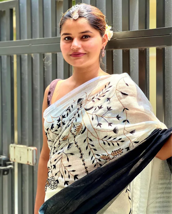 Bhavbheeni_Black_&_White_Embroidered_Saree