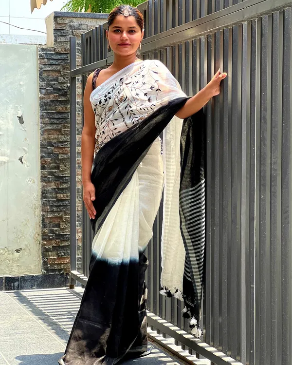Bhavbheeni_Black_&_White_Embroidered_Saree