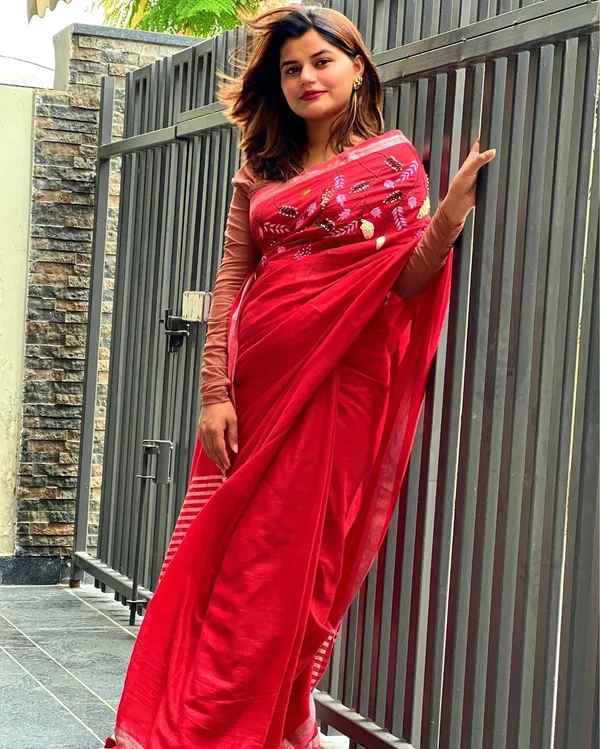 Bhavbheeni_Red_Embroidered_Saree