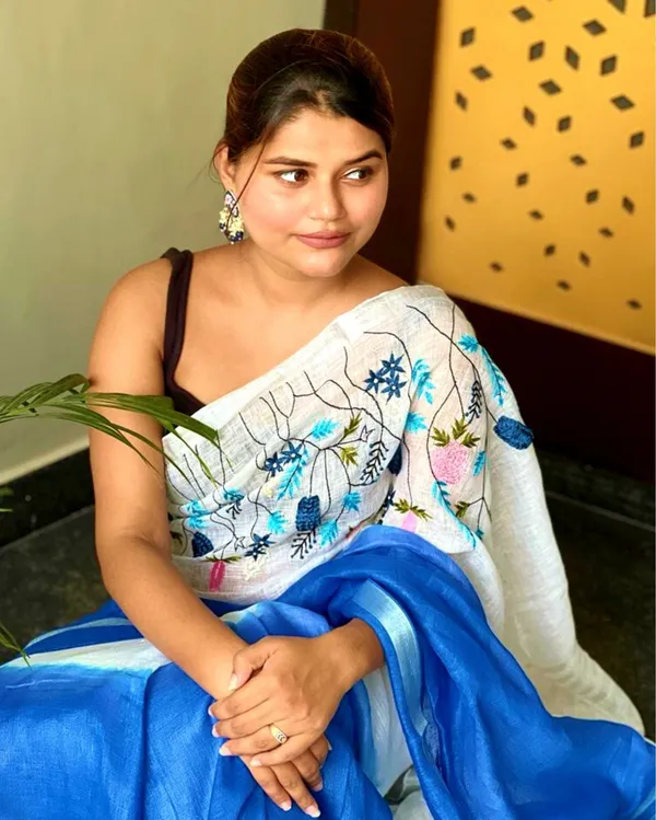 Bhavbheeni_White_&_Blue_Embroidered_Saree