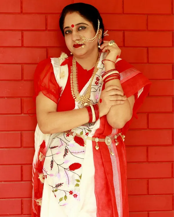 Bhavbheeni_White&_Red_Embroidered_Saree