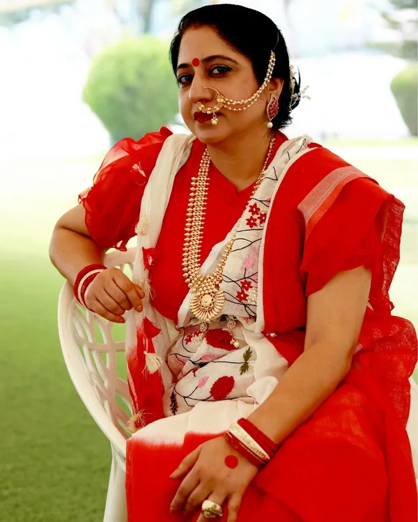 Bhavbheeni_White&_Red_Embroidered_Saree