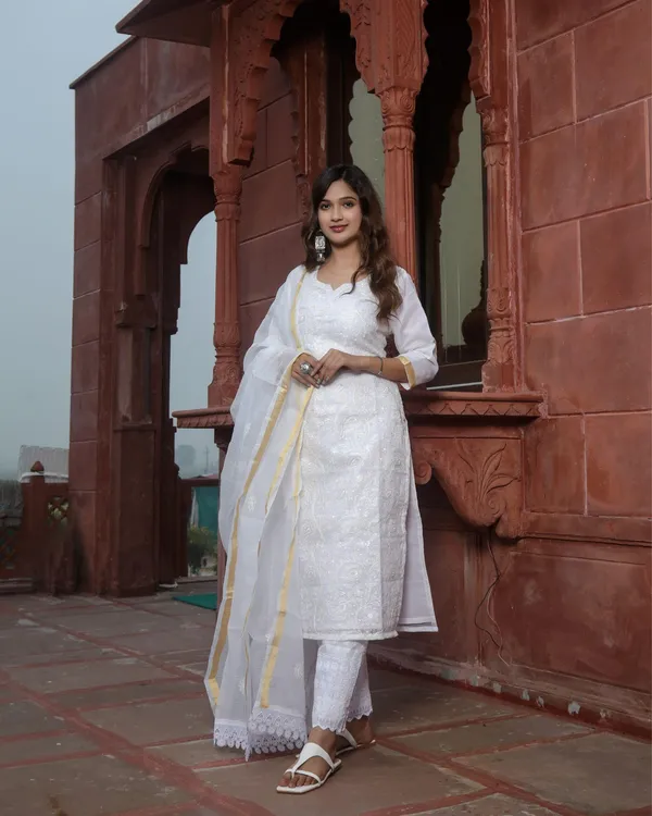 Chanchal_Mann_White_Poetic_Embroidery_Suit