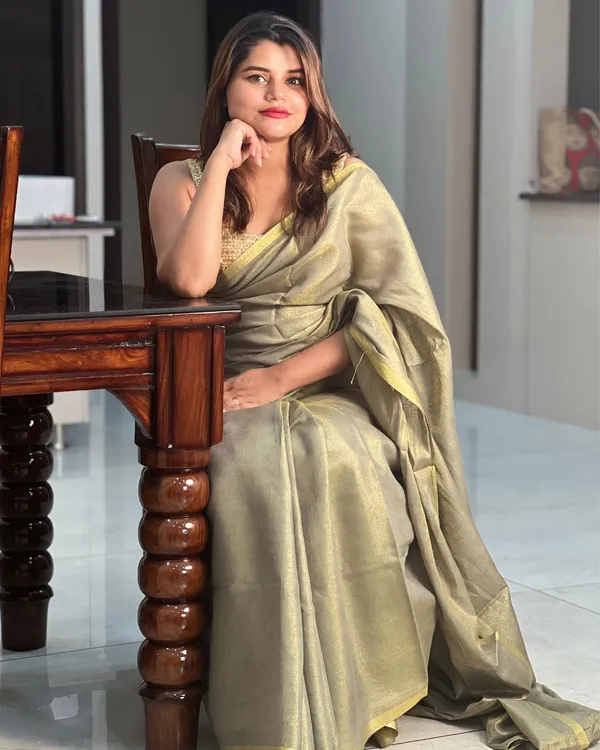 Kundal_Heer_Rose_Gold_Shimmery_Saree