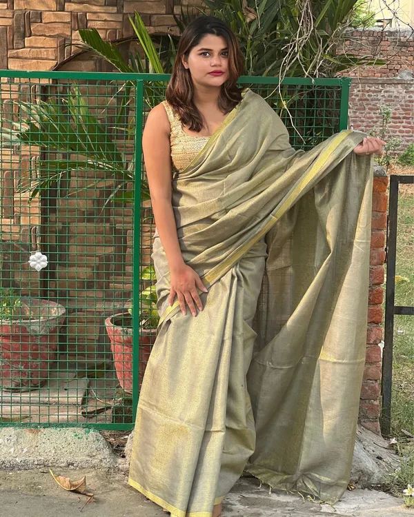 Kundal_Heer_Rose_Gold_Shimmery_Saree