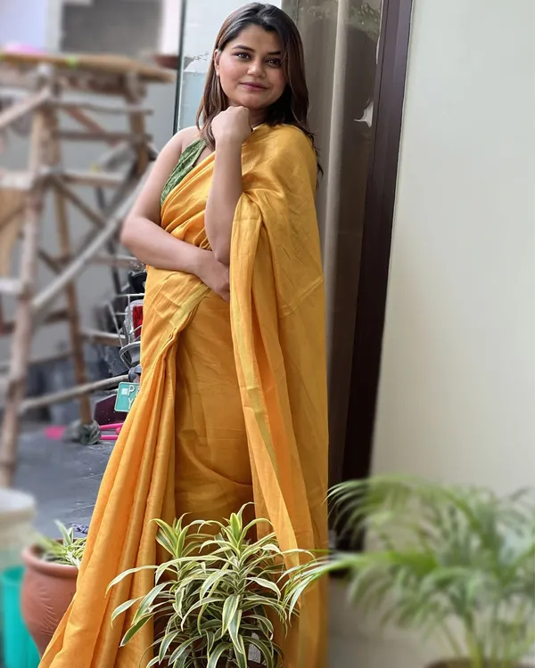 Kundal_Heer_Yellow_Shimmery_Saree