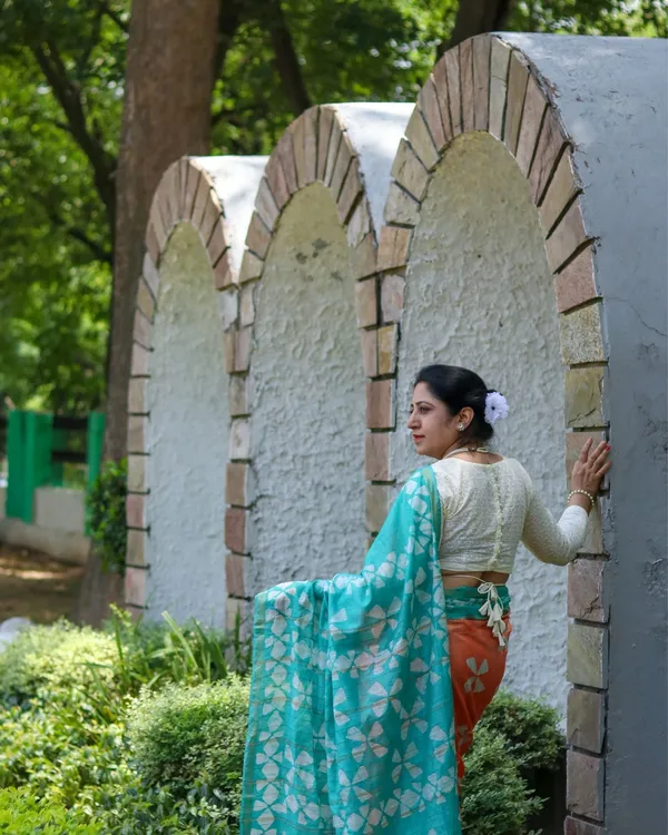 Mombatti_Orange_&_Green_Batik_Saree