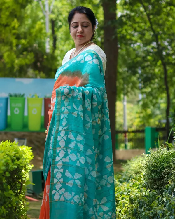 Mombatti_Orange_&_Green_Batik_Saree