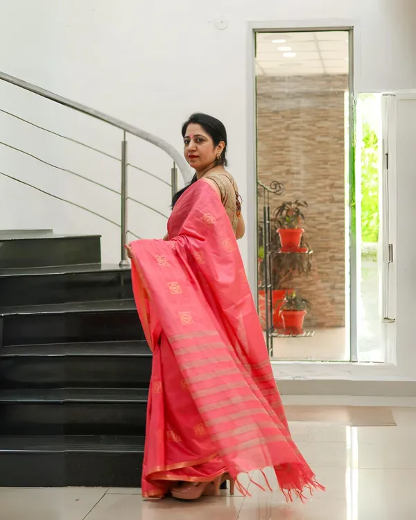 Nakashi_Thaath_Tulip_Red_Silk_Saree