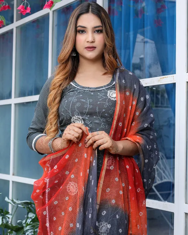 Nakhrewali_Gray_Embroidered_Suit