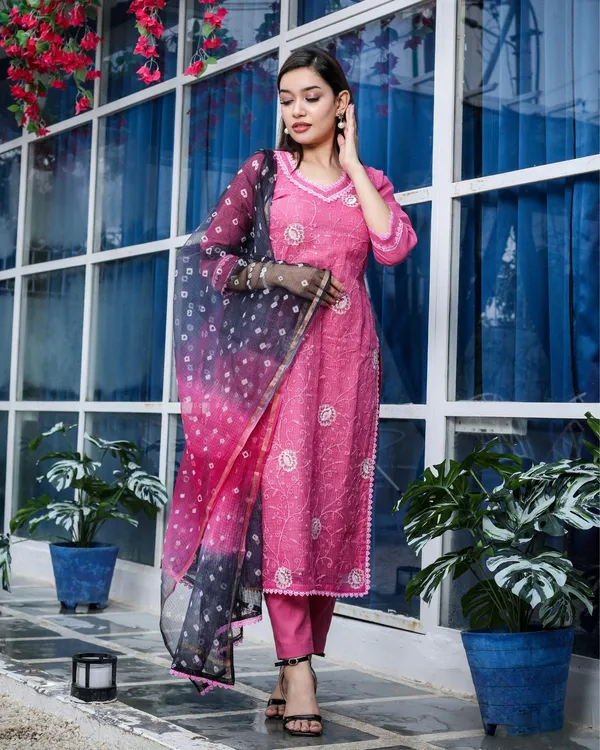 Nakhrewali_Pink_Embroidered_Suit