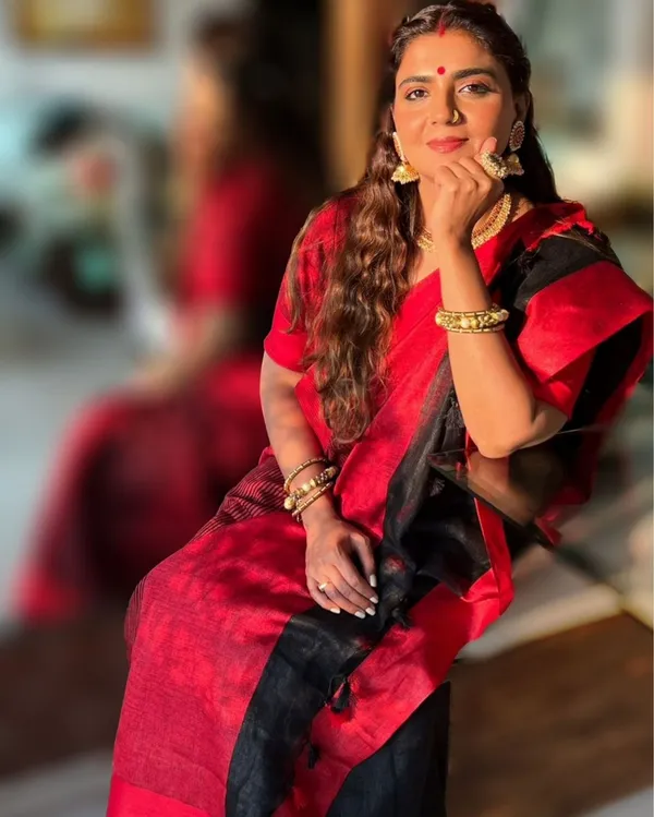 Parishuddhata_Black_&_Red_Linen_Saree