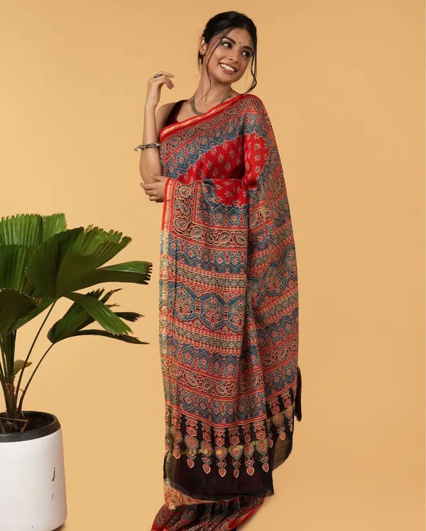 Sone_Ki_Ret_Red_Ajrakh_Saree