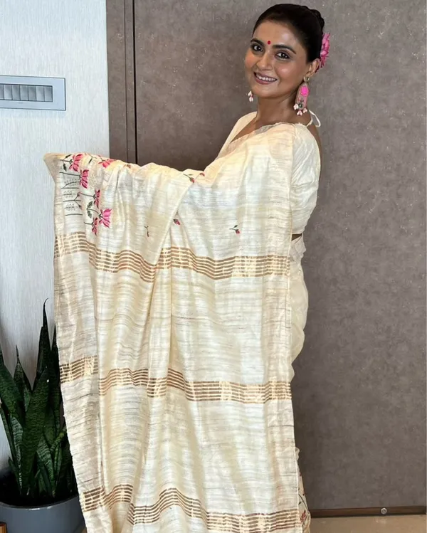 Swarna_Pushp_Off_White_Tussar_Silk_Saree