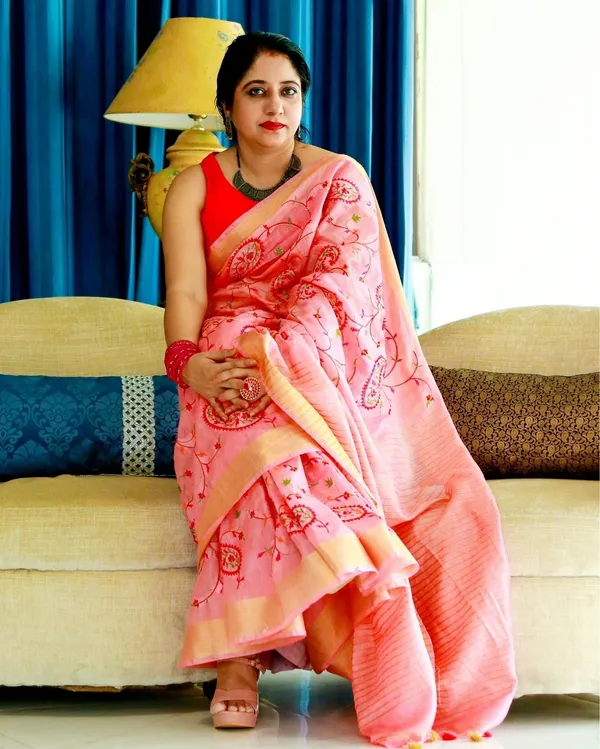 Van_Mala_Peach_Embroidered_Saree