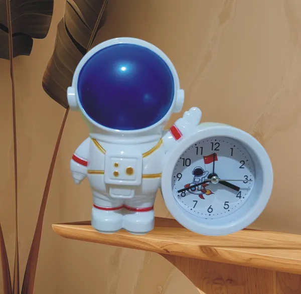 Astronaut_Statue_With_Table_Clock_Decorative_Showpiece_Plastic