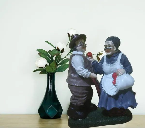 Old_Couple_Statue_Romantic_Grand_Parent_Dada_Dadi_Decorative_Showpiece_For_Home_Room_Hotel_Decor