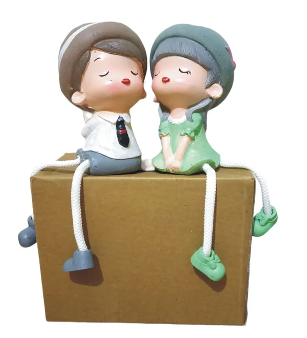 Hanging_Leg_Couple_Statue_Gift_Item_Pair_Sculpture_Figurine_Decorative_Showpiece_Polyresin