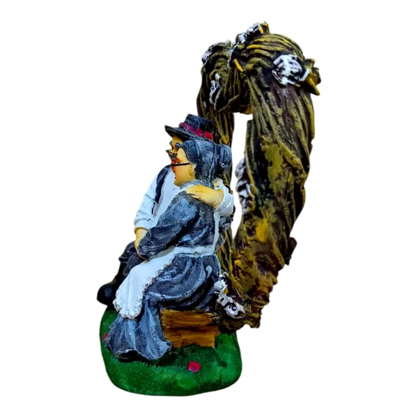 Winsome_Collection_Old_Romantic_Couple_Statue