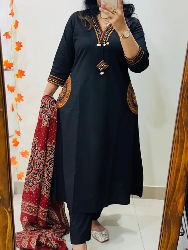 Classic_Black_Straight_Kurta_Set_with_Maroon_Printed_Dupatta
