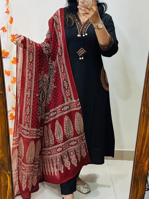 Classic_Black_Straight_Kurta_Set_with_Maroon_Printed_Dupatta