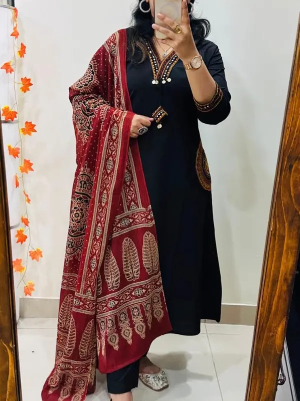 Classic_Black_Straight_Kurta_Set_with_Maroon_Printed_Dupatta