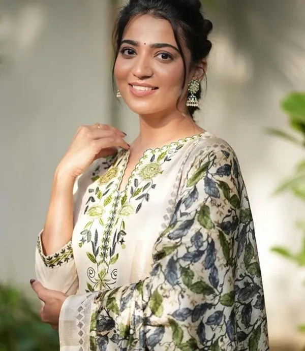 Elegant_Ivory_Floral_Printed_Kurta_Pant_Set_with_Printed_Dupatta