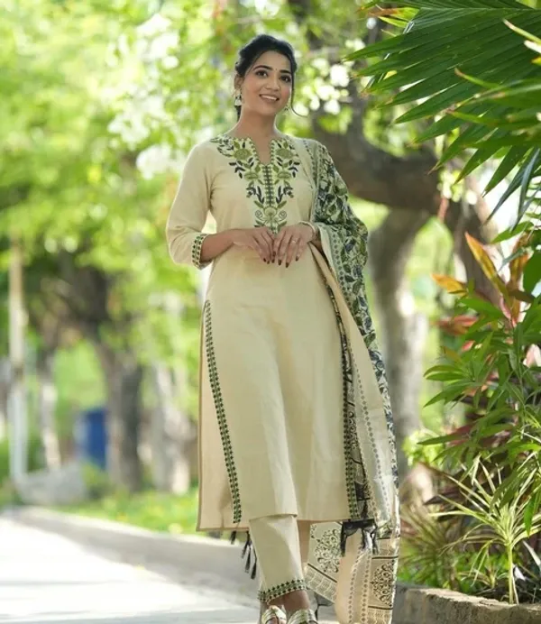 Elegant_Ivory_Floral_Printed_Kurta_Pant_Set_with_Printed_Dupatta