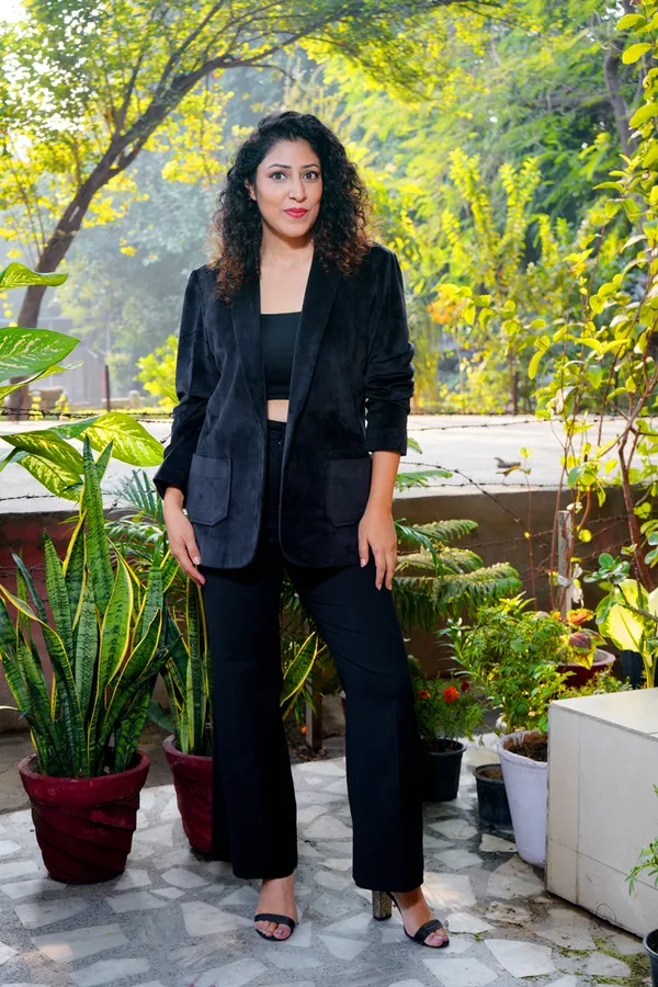 Black_Velvet_Solid_Relaxed_Fit_Long_Sleeves_Single_Breasted_Blazer_For_Women_&_Girls