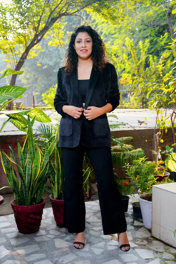 Black_Velvet_Solid_Relaxed_Fit_Long_Sleeves_Single_Breasted_Blazer_For_Women_&_Girls