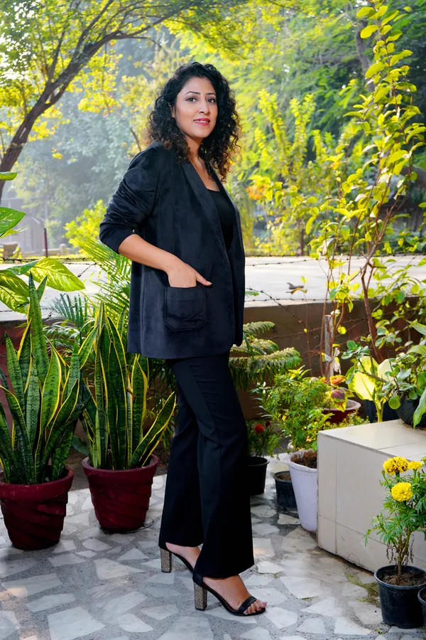 Black_Velvet_Solid_Relaxed_Fit_Long_Sleeves_Single_Breasted_Blazer_For_Women_&_Girls