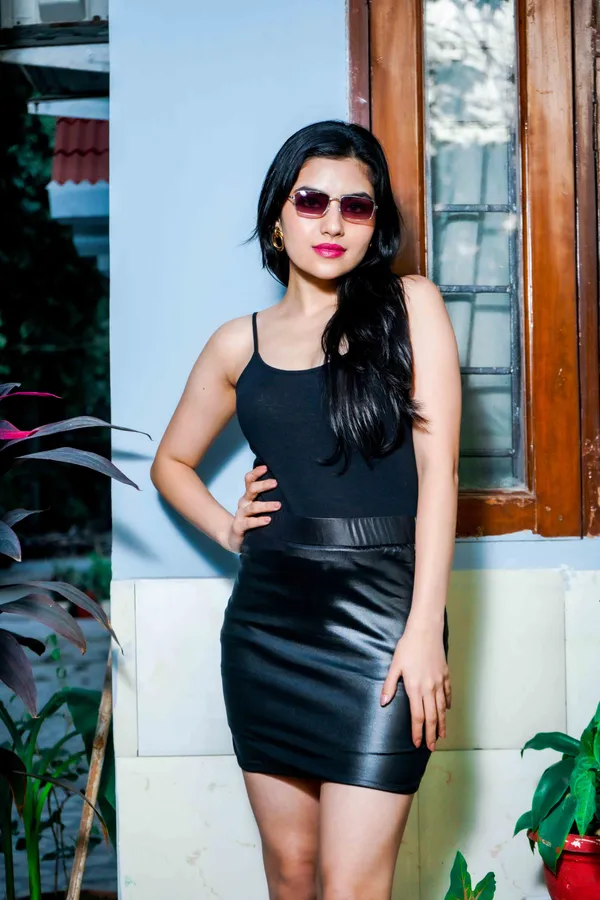 Women_Embellished_Pencil_Black_Skirt