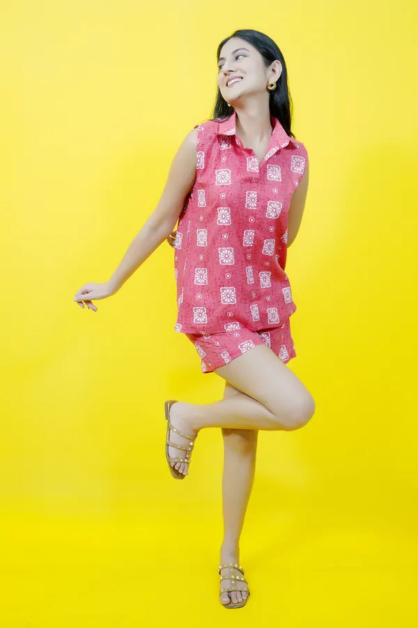 Pink_&_White_Cotton_Blend_Geometric_Print_Collared_Sleeveless_Top_&_Regular_Shorts_Co-Ord_Set_For_Women