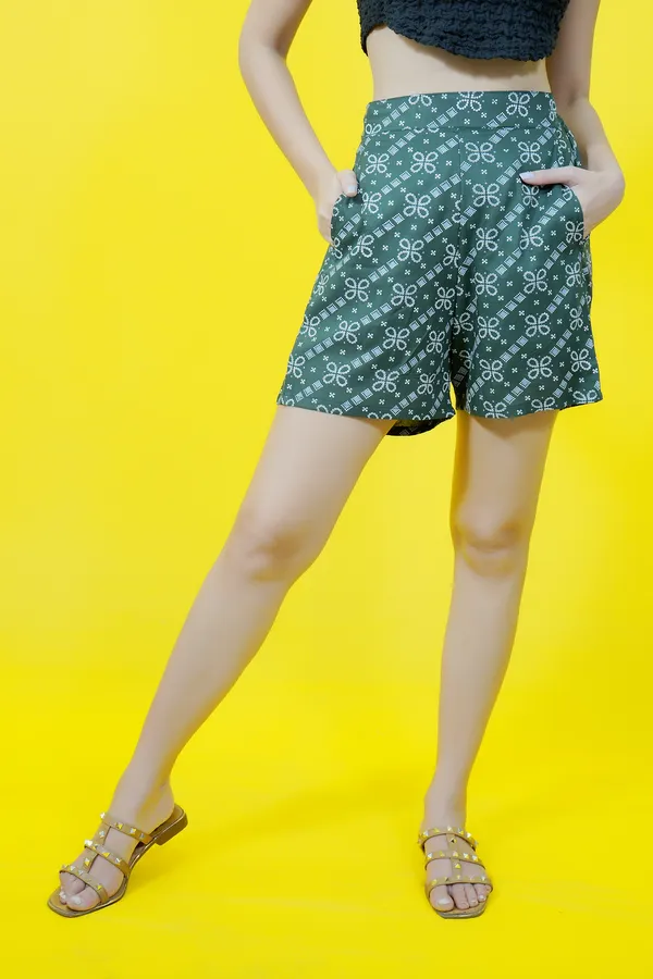Green_&_White_Polycotton_Geometric_Mid_Thigh_Regular_Fit_Bermuda_Shorts_For_Women