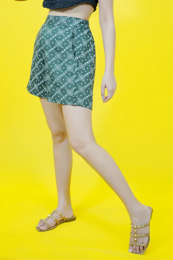 Green_&_White_Polycotton_Geometric_Mid_Thigh_Regular_Fit_Bermuda_Shorts_For_Women
