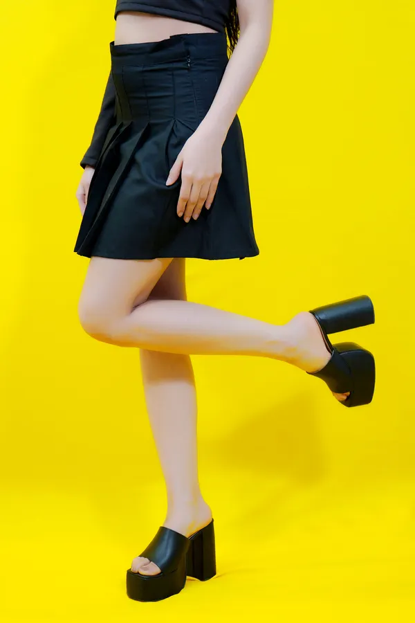Black_Solid_Cotton_Blend_Pleated_Mini/Short__Regular_Skirt_For_Women