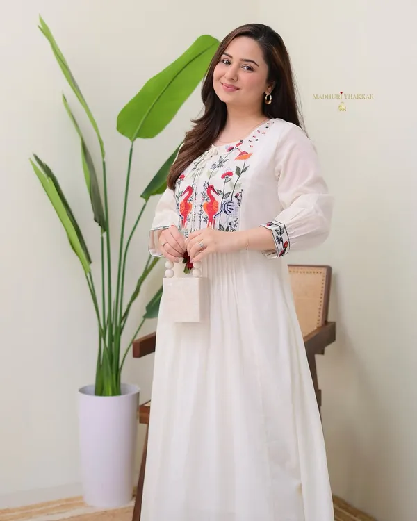 Stylish_pure_cotton_embroidered_kurta_set_with_chic_pleating_and_handcrafted_yoke_detailing