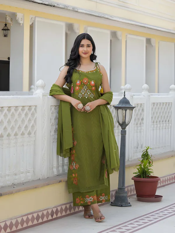 Stylish_cotton_embroidered_sleeveless_kurti_set_with_chic_festive_detailing