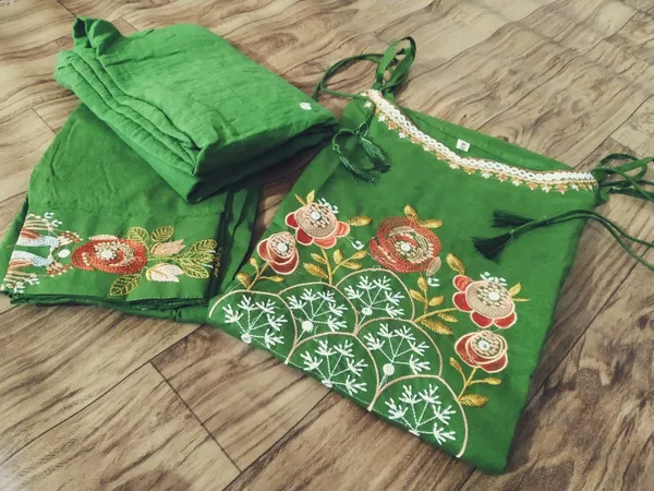 Stylish_cotton_embroidered_sleeveless_kurti_set_with_chic_festive_detailing
