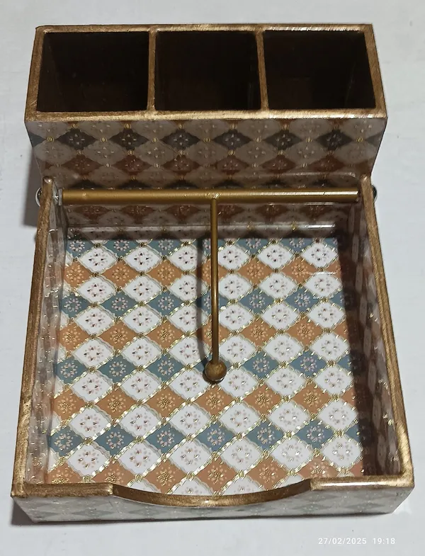 Checkered_cutlery_holder_with_square_napkin_holder_tray