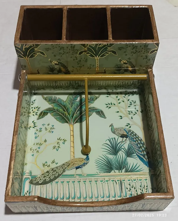 Peacock_cutlery_holder_with_square_napkin_holder_tray