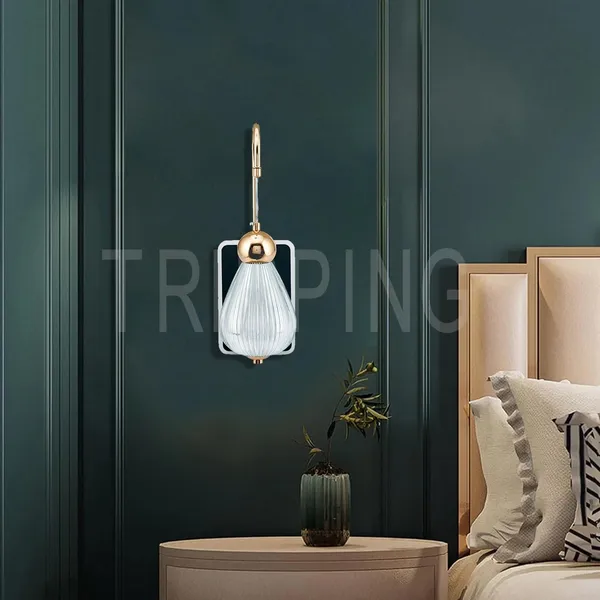 Gold_&_Clear_Decorative_8_Watt_Crystal_Diamond_Wall_Lamp